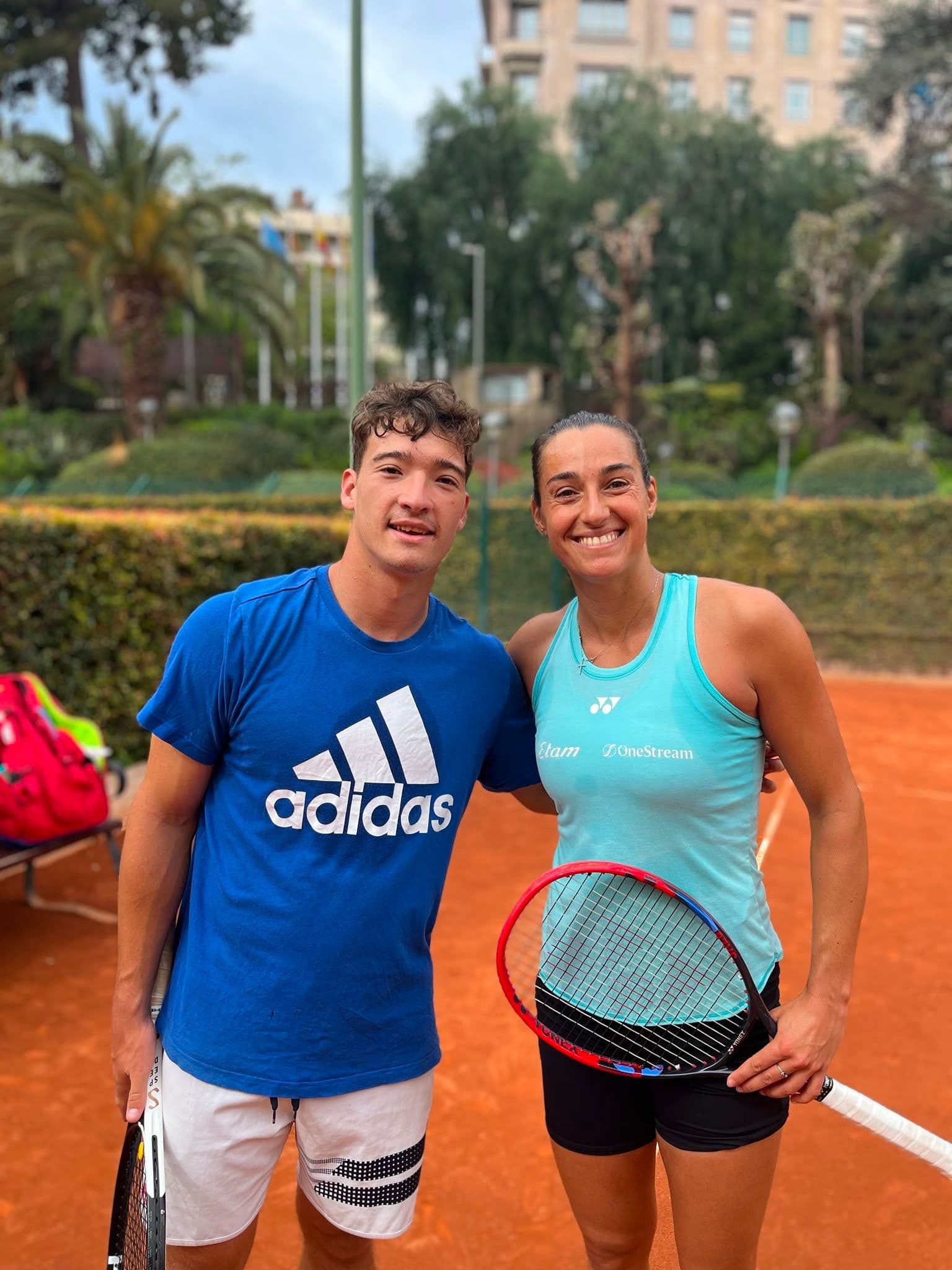 Jugador de la academia con una profesional del circuito WTA